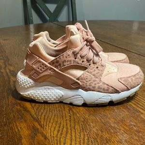 Girls Nike tennis shoes